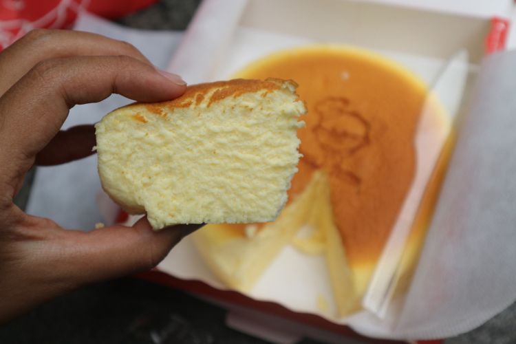Bagian dalam Japanese cotton cheese cake, kue khas dari gerai Uncle Tetsu.