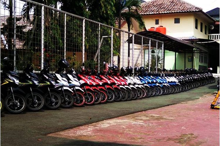 Viral unggahan foto motor yang berjejer rapi di parkiran sekolah di Twitter pada Rabu (30/1/2019).