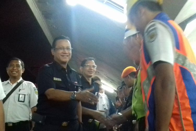 Direktur Utama PT Kereta Api Indonesia (KAI) Edi Sukmoro saat tiba di Stasiun Malang Kota Baru usai melakukan inspeksi jalur kereta api jelang operasi Lebaran 2018, Rabu (11/4/2018) 