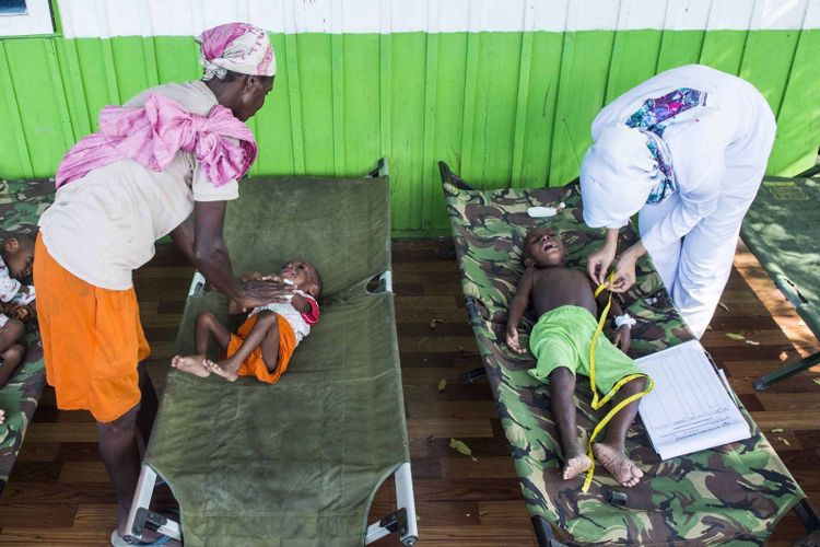 Petugas kesehatan memberikan perawatan kepada sejumlah anak penderita gizi buruk dari kampung Warse, Distrik Jetsy di RSUD Agats, Kabupaten Asmat, Papua, Senin (22/1/2018). Sebanyak 15 anak dievakuasi menuju Rumah Sakit Umum Daerah (RSUD) Agats untuk diberikan perawatan dan pengobatan.