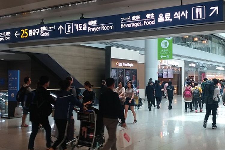 Ruang tunggu penumpang atau tempat boarding di dalam Bandara Internasional Incheon, Seoul, Korea Selatan, Jumat (2/6/2017).