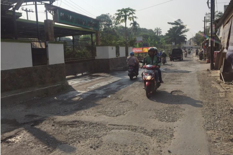 Kondisi Jalan Gas Alam, Cimanggis, Depok, Jumat (13/7/2018)