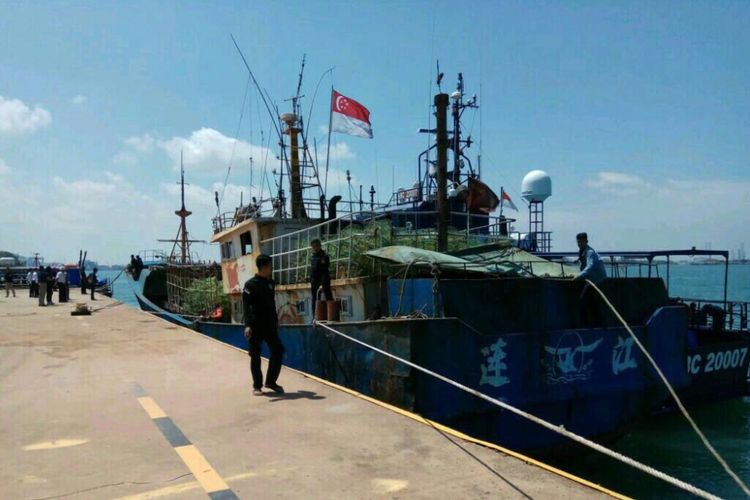 Kapal Pinuin Union berbendera Singapura yang diamankan petugas gabungan Polri dan Bea Cukai. Kapal ini diketahui membawa sabu-sabu sebanyak 81 karung dengan total berat 1,6 ton