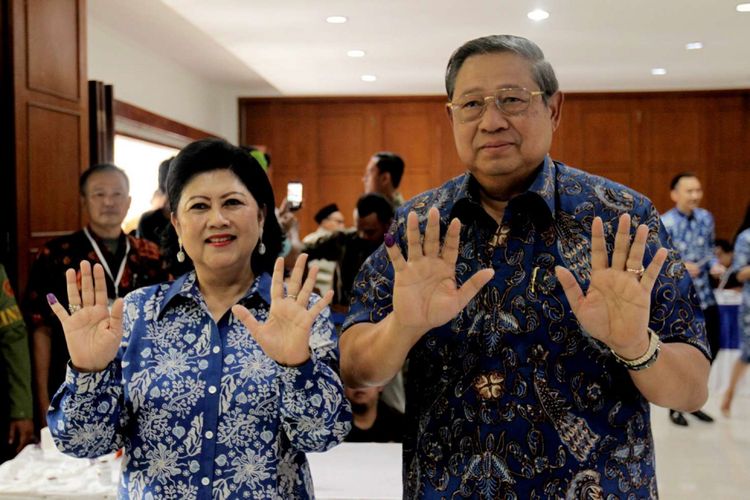 Ketua Umum Partai Demokrat Susilo Bambang Yudhoyono didampingi Ani Yudhoyono (kiri) menunjukkan tanda tinta di jari seusai memberikan suara di TPS 06 Nagrak, Gunung Putri, Kabupaten Bogor, Jawa Barat, Rabu (27/6/2018). Mereka memberikan suara dalam Pilkada Jawa Barat 2018. *** Local Caption ***