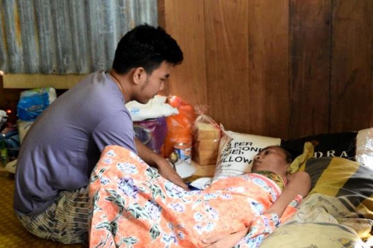 Seorang nenek bernama Fatia (50) yang tinggal di Kelurahan Tampuna, Kecamatan Bungi, kota Baubau, Sulawesi Tenggara, kondisinya sungguh tragis.  Ia hidup terlantar seorang diri dengan kondisi terbaring di atas tanah dan dibawah tumpukan atap seng karena sakit yang dideritanya sekitar 4 tahun. 