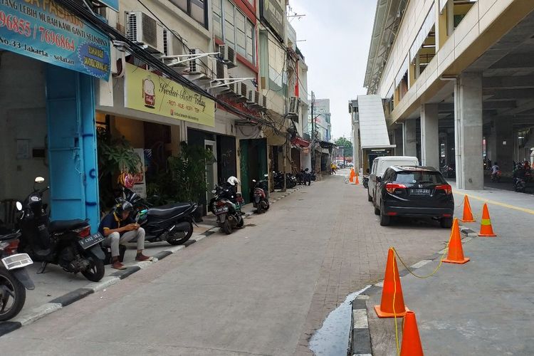Traffic cone berwarna jingga kini memagari area pedestrian di kolong Stasiun MRT Haji Nawi yang sebelumnya dipakai untuk aktivitas parkir liar.