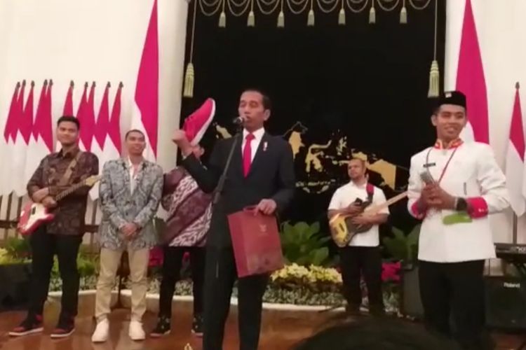 Presiden Joko Widodo memberi hadiah sepatu bekasnya kepada salah satu anggota Paskibraka yang bertugas pada upacara HUT RI ke-74 di Istana. Hal itu terjadi saat Jokowi bersilaturahim dengan para anggota Paskibraka di Istana Merdeka, Sabtu (17/8/2019) malam, usai upacara penurunan bendera. Anggota Paskibraka yang beruntung itu adalah Abel dari Sulawesi Selatan. (KOMPAS.com/Ihsanuddin)