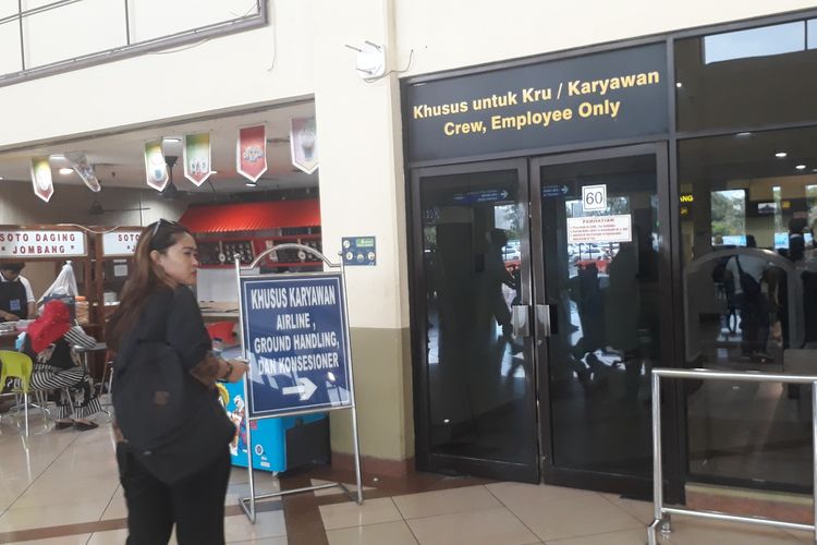 Rombongan KPK beserta pejabat yang terciduk OTT di Surabaya melewati pintu khusus karyawan di Terminal 1 Bandara Juanda Surabaya, Jumat (15/3/2019).