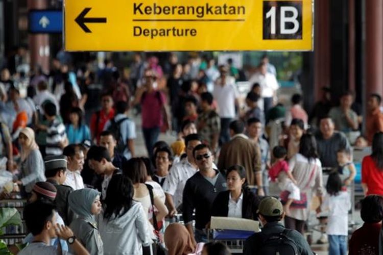 Calon penumpang memadati pintu keberangkatan Terminal 1 B Bandara Soekarno Hatta, Tangerang, Banten.