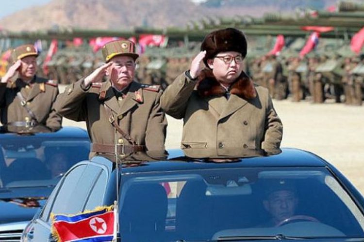 Pemimpin Korea Utara Kim Jong Un saat memeriksa kesiapan para prajuritnya menjelang sebuah latihan militer.