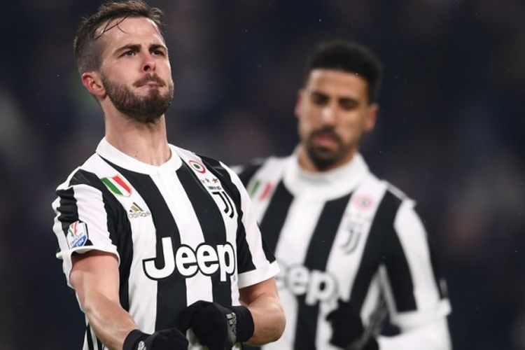 Miralem Pjanic merayakan golnya ke gawang Atalanta pada pertandingan Coppa Italia di Stadion Allianz, Rabu (28/2/2018).