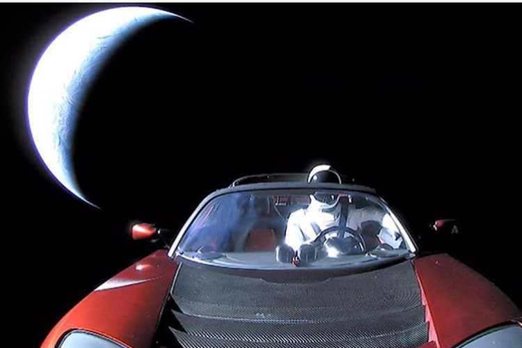 Elon Musk memamerkan foto terakhir mobil Tesla dan Starman yang sedang dalam perjalanan menuju orbit Mars.