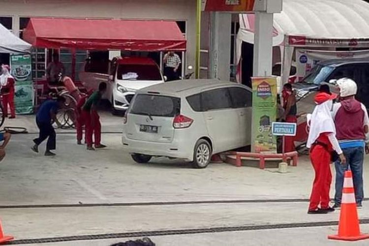Petugas SPBU Kebun Cengkeh di Ambon memeriksa dispenser yang roboh ditabrak sebuah mobil di SPBU tersebut, Selasa sore (22/1/2019)