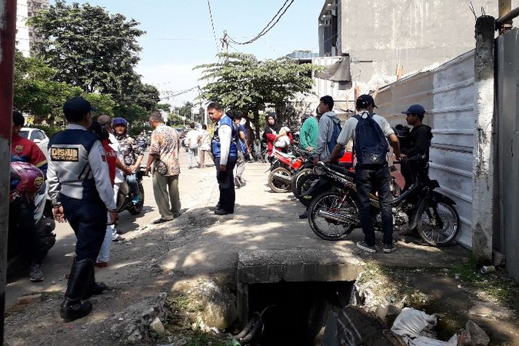 Pengendara sepeda motor memarkirkan kendaraan di lahan kosong samping Kejaksaan Jakarta Barat pada Jumat (2/3/2018) agar tak menggunakan badan jalan setelah petugas Suku Dinas Perhubungan dan Satpol PP berjaga. 