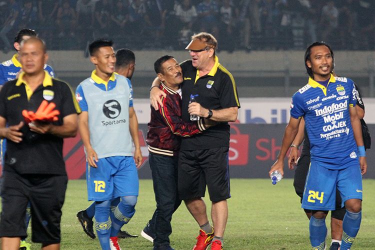 Para pemain dan official Persib Bandung merayakan kemenangan atas Persipura Jayapura di pekan pertama Liga 1 2019, di Stadion Si Jalak Harupat, Kabupaten Bandung, beberapa waktu lalu. (KOMPAS.com/SEPTIAN NUGRAHA)