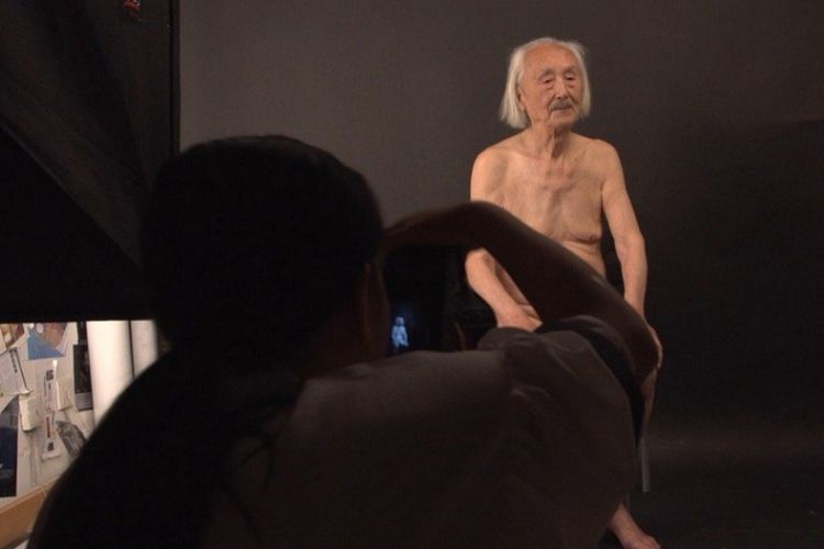 Wang Suzhong (89) saat beraksi di depan seorang fotografer.