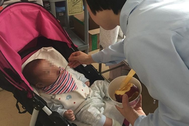 Xiaoyu, panggilan untuk si bayi, yang baru berusia enam bulan, telah dua kali ditelantarkan sang ayah.