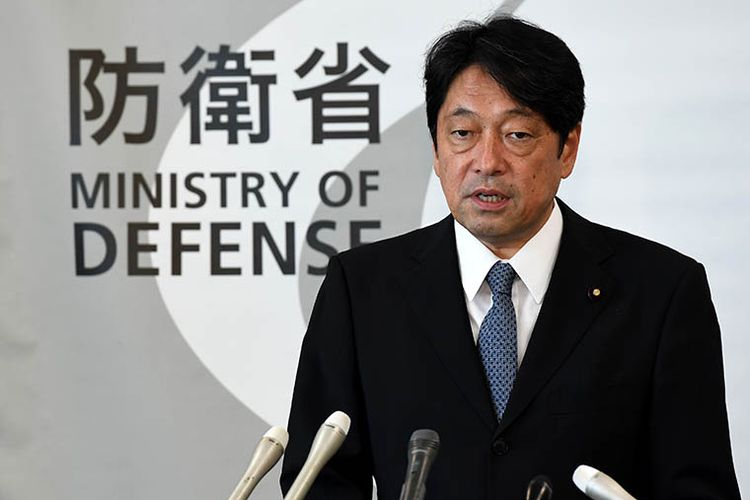 Menteri Pertahanan Jepang Itsunori Onodera berbicara dalam konferensi pers di Tokyo.