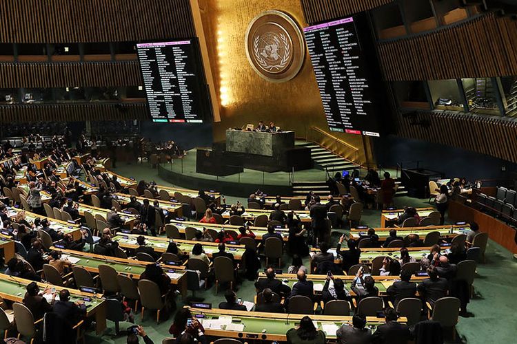 Hasil pemungutan suara ditampilkan di hadapan anggota Majelis Umum PBB yang membatalkan pengakuan AS atas Yerusalem sebagai ibu kota Israel usai voting yang dilakukan di markas besar PBB, Kamis (21/12/2017).