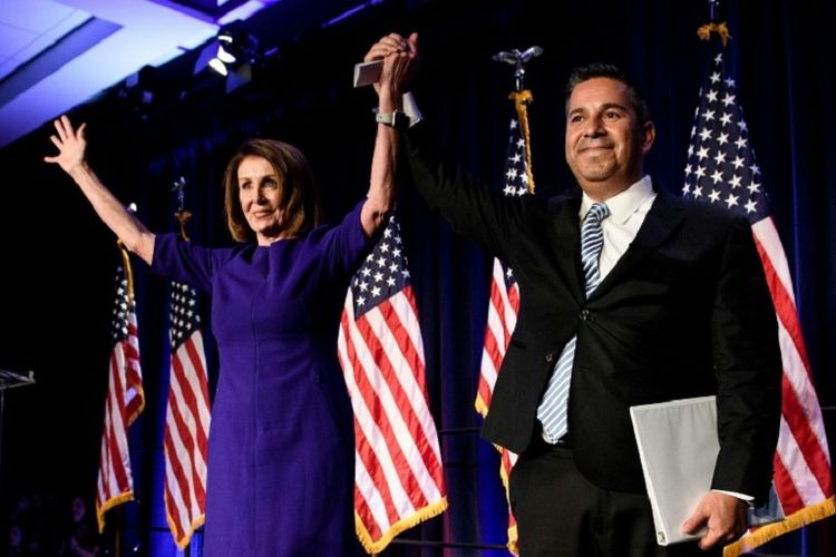 Pemimpin Minoritas DPR Nancy Pelosi bersama dengan Ketua Tim Kampanye Demokrat Ben Ray Luján merayakan kemenangan Demokrat yang merebut kembali DPR AS dari tangan Partai Republik, Selasa (7/11/2018) malam.