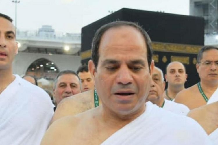 Foto yang diunggah ke akun kepresidenan Mesir memperlihatkan Presiden Abdel Fattah al-Sisi sedang berdoa di dekat Kakbah, di Mekah.