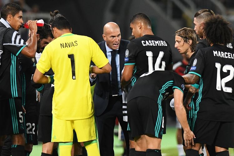 Pelatih Real Madrid, Zinedine Zidane (berdasi), memberikan instruksi kepada para pemain dalam pertandingan Piala Super Eropa melawan Manchester United di Philip II Arena, Skopje, Selasa (8/8/2017).
