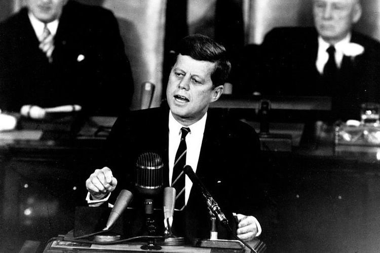 Presiden ke-35 Amerika Serikat, John F Kennedy berpidato di hadapan Kongres pada Mei 1961 saat mengajukan rencana misi pendaratan ke Bulan.