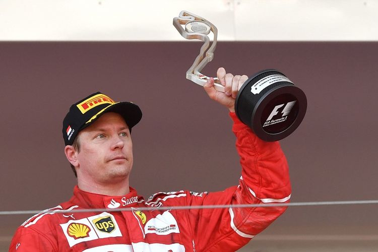 Pebalap Scuderia Ferrari, Kimi Raikkonen, mengangkat paial setelah finis di urutan kedua pada balapan GP Monaco di Sirkuit Monaco, Monte Carlo, Minggu (28/5/2017).