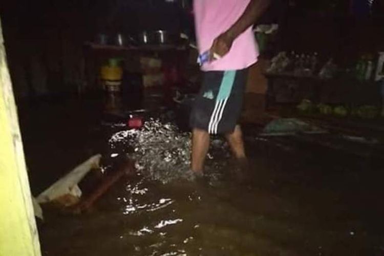 Rumah warga di Desa Waibele, Kecamatan Kepala Madan, Kabupaten Buru Selatan, Maluku  tergenang  akibat kenaikan air laut dan gelombang tinggi di wilayah tersebut, Kamis (24/1/2019)