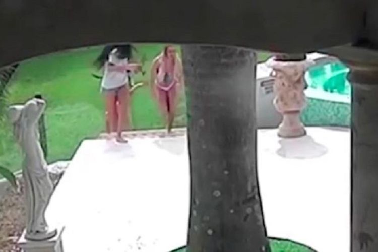 Potongan rekaman kamera CCTV memperlihatkan para model bikini berlari ketika seekor kanguru mengejar mereka. Model itu menjalani pemotretan di mansion yang dimiliki taipan sekaligus playboy bernama Travers Beynon.