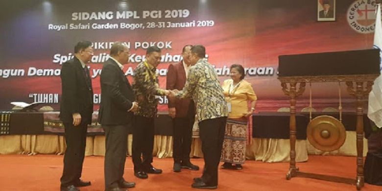 Menteri Agama Lukman Hakim bersalaman dengan Gubernur Sulawesi Utara Olly Dondokambey yang juga Ketua Forum Komunikasi Pria Kaum Bapa Persekutuan Gereja-Gereja di Indonesia (FK-PKB PGI). 