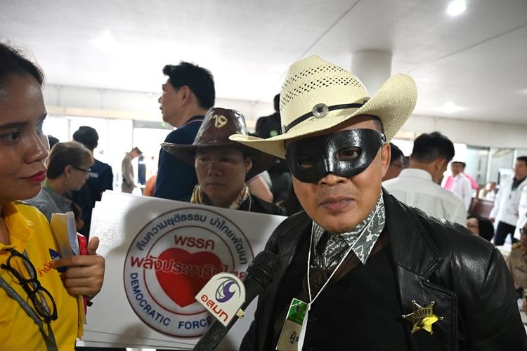 Noppajun Woratitwuttikul, calon peserta pemilu Thailand dari Partai Palang Prachatipatai datang ke lokasi pendaftaran di Bangkok sambil mengenakan kostum koboi bertopeng, Senin (4/2/2019).