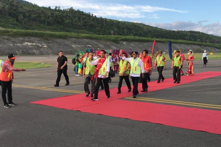 Presiden Joko Widodo saat meresmikan terminal baru Bandara Syukuran Aminuddin Amir, Kota Luwuk, Kabupaten Banggai, Sulawesi Tengah, Senin (23/12/2018).