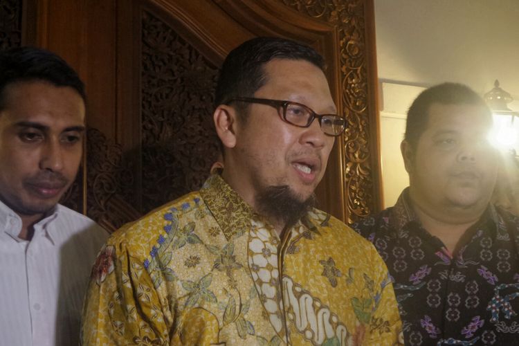 Ketua Gerakan Muda Partai Golkar (GMPG) Ahmad Doli Kurnia usai bertemu Ketua Dewan Kehormatan Partai Golkar Bacharuddin Jusuf Habibie di kediaman pribadi Habibie, Jalan Patra Kuningan, Jakarta Selatan, Senin (28/8/2017). 