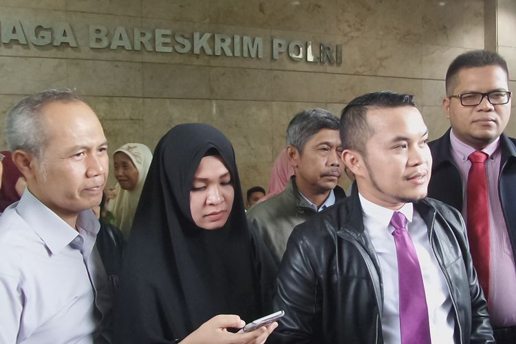 Sejumlah korban agen travel umrah PT Garuda Angkasa Mandiri berkonsultasi sebelum membuat laporan polisi di Bareskrim Polri, Jakarta, Senin (5/2/2018).