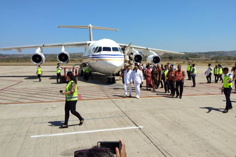 Gubernur NTT Viktor Bungtilu Laiskodat, saat turun dari jet pribadinya di Bandara El Tari Kupang, Kamis (6/9/2018)