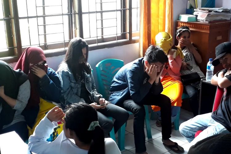 Petugas gabungan amankan empat pasangan muda-mudi tanpa ikatan pernikahan di sejumlah rumah kos di kelurahan salekoe, kecamatan wara timur, kota palopo, rabu (09/01/2019)