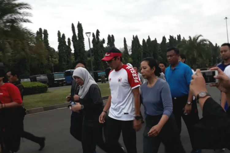 Wakil Gubernur DKI Jakarta Sandiaga Uno berlari bersama Menteri Badan Usaha Milik Negara (BUMN) Rini Soemarno di kawasan Monas, Jakarta Pusat, Senin (8/1/2018) pagi.