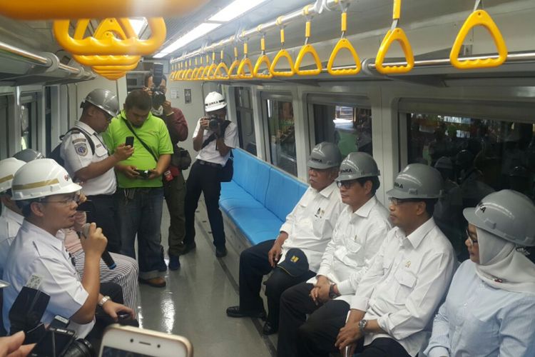 Menteri Perhubungan, Budi Karya Sumadi, Menteri PUPR, Basuki Hadimuljono dan Sekretaris Kabinet, Pramono Anung duduk di kereta LRT buatan PT INKA  yang akan digunakan membawa atlet Asean Games di Palembang, Selasa ( 29/5/2018) sore.