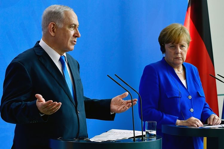 Perdana Menteri Israel Benjamin Netanyahu (kiri) saat konferensi pers bersama dengan Kanselir Jerman Angela Merkel (kanan) di Berlin, Senin (4/6/2018).