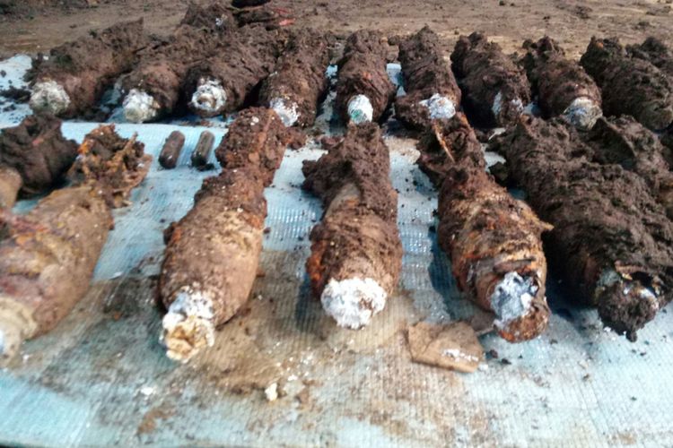 Tampak granat mortir yang sudah berkarat bercampur tanah, ada 119 mortir ditemukan di salah satu halaman rumah warga di Jalan Ir H Djuanda, Kelurahan Dago, Kecamatan Coblong, Kota Bandung.