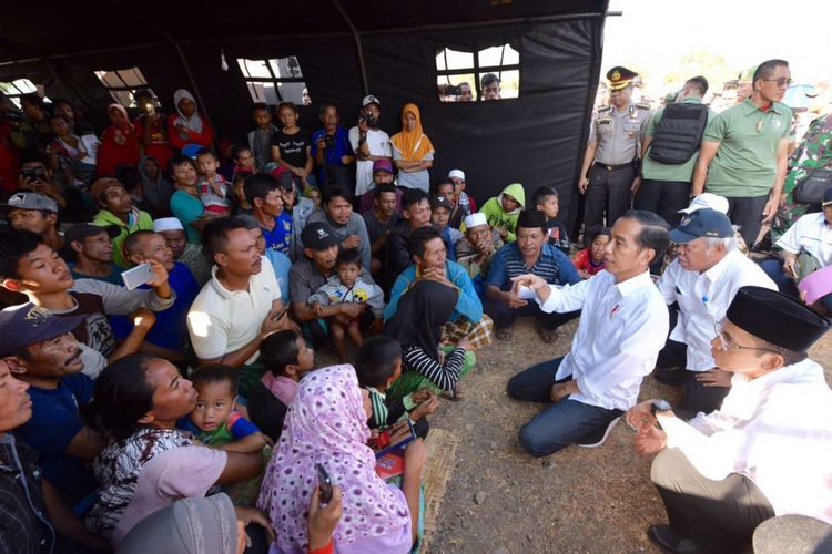 Presiden Joko Widodo berbincang dengan korban gempa di pusat pengungsian Desa Madayin, Kecamatan Sambelia, Kabupaten Lombok Timur, NTB, Senin (30/7/2018).