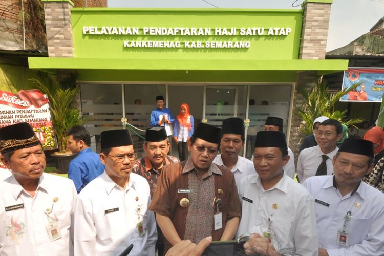 Bupati Semarang, Mundjirin (batik cokelat) didampingi Kakankemenag Kabupaten Semarang Muhdi (dua dari kiri) usai meresmikan Gedung Pelayanan Pendaftaran Haji Satu Atap (PHSA) Kabupaten Semarang, Selasa (3/7/2018).