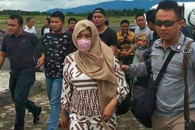 Foto saat petugas dari Satreskrim Polres Pagaralam menjemput tersangka Tika otak dari pelaku pembunuhan ibu dan anak yang tersebar di akun media sosial @Palembang_Gelantums. 