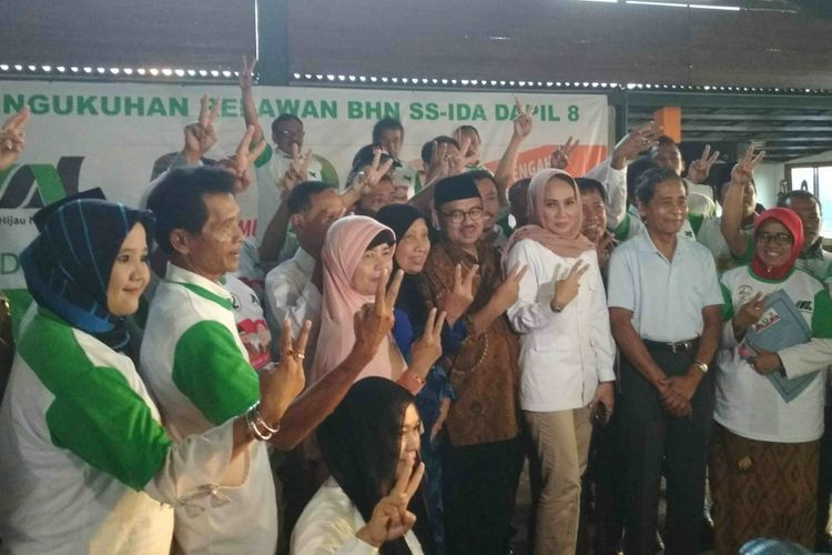 Calon Gubernur Jawa Tengah Sudirman Said bersama para relawan Ikatan Keluarga Minang dan relawan dari komunitas di Kota/Kabupaten Magelang dan Boyolali, di Cacaban, Kota Magelang, Rabu (4/4/2018) sore. 
