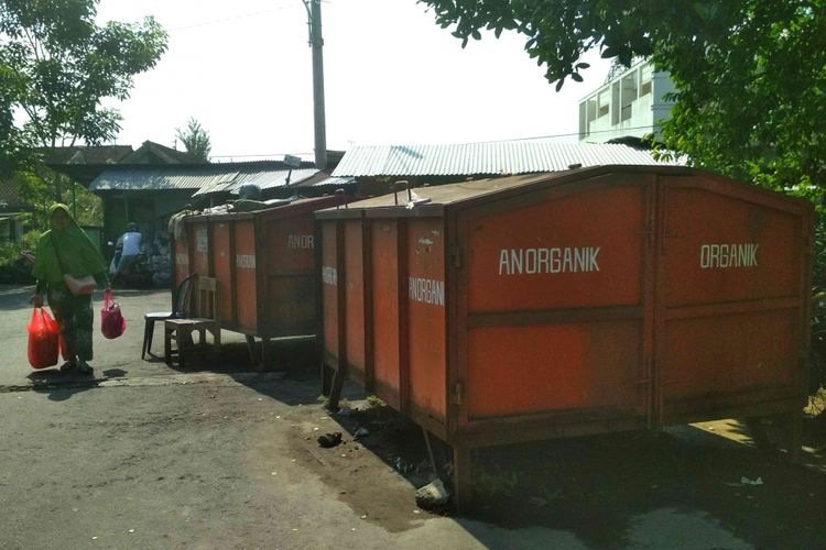 Gerobak sampah sesuai jenis sampah yang ada di Pasar Rejowinangun Kota Magelang, Jawa Tengah, Jumat (13/4/2018).