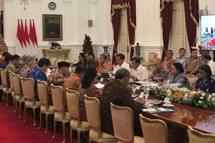 Suasana rapat terbatas Presiden Joko Widodo dan jajaran menteri Kabinet Kerja di Istana Merdeka, Jakarta, Jumat (5/1/2018).