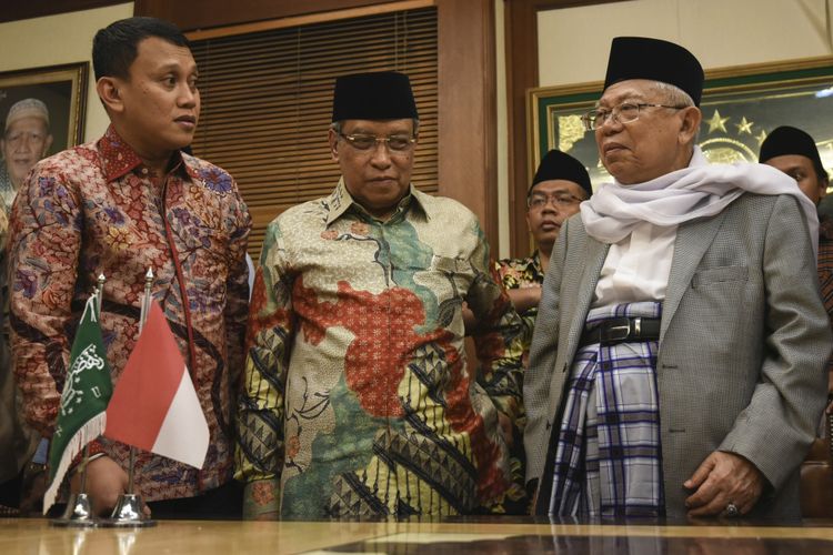 Rais Aam PBNU Maruf Amin (kanan) berbincang dengan Ketua Umum PBNU Said Aqil Siroj (tengah) dan Sekjen PKB Abdul Kadir Karding (kiri) seusai memberikan keterangan pers di gedung PBNU, Jakarta, Kamis (9/8/2018). Maruf Amin dipilih sebagai calon wakil presiden pendamping Joko Widodo dalam Pemilihan Presidan dan Wakil Presiden 2019.(ANTARA FOTO/HAFIDZ MUBARAK A)