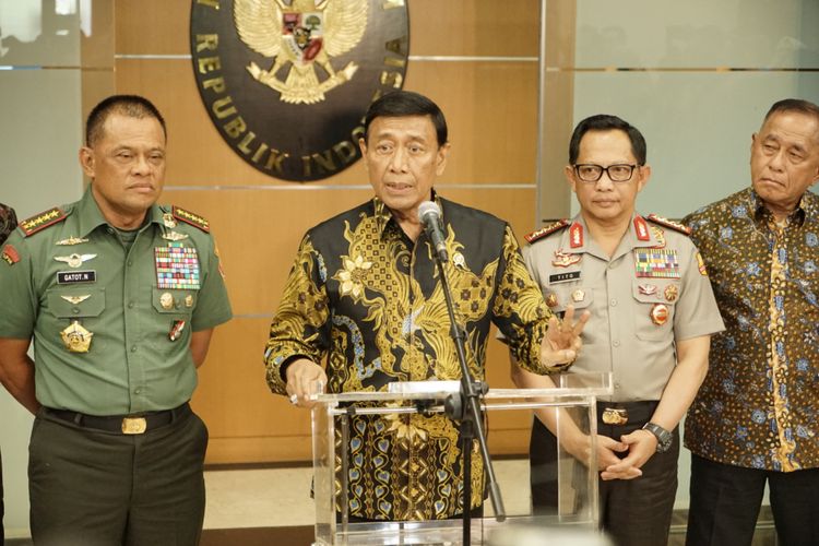 Menteri Koordinator Bidang Politik, Hukum dan Keamanan Wiranto, didampingi Panglima TNI Jenderal Gatot Nurmantyo, Kapolri Jenderal Pol Tito Karnavian dan Menteri Pertahanan Ryamizard Ryacudu, saat memberikan keterangan pers soal polemik pengadaan senjata, di Kemenko Polhukam, Jakarta Pusat, Jumat (6/10/2017).