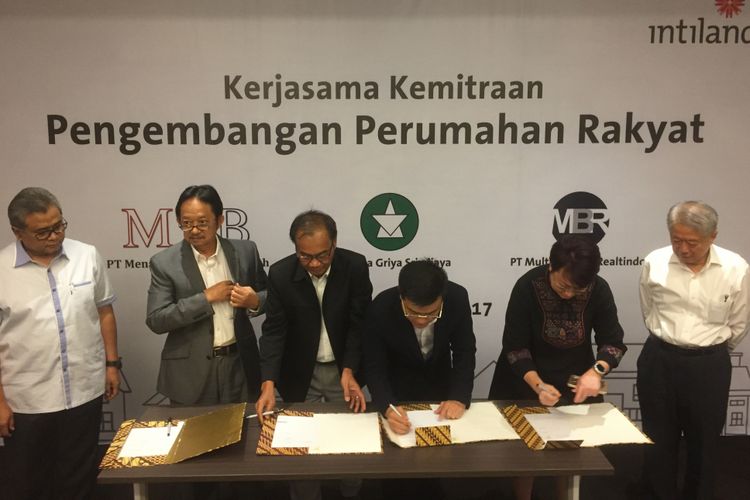 Penandatanganan nota kesepahaman pengembangan rumah rakyat di Pacitan, Jawa Timur.